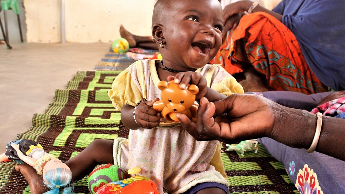 Ein lachendes Kleinkind in Burkina Faso