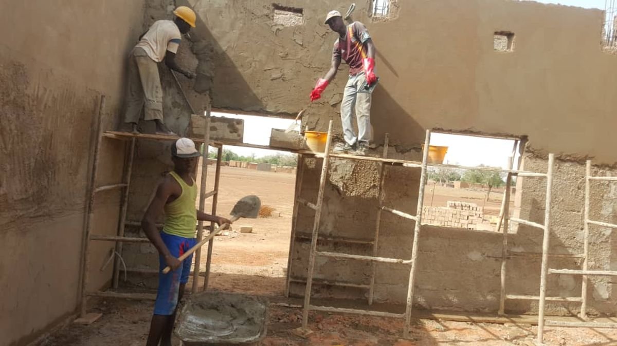 Spenden Burkina Faso: Das Help-Team beim Bau der neuen Grundschule in Sorogo