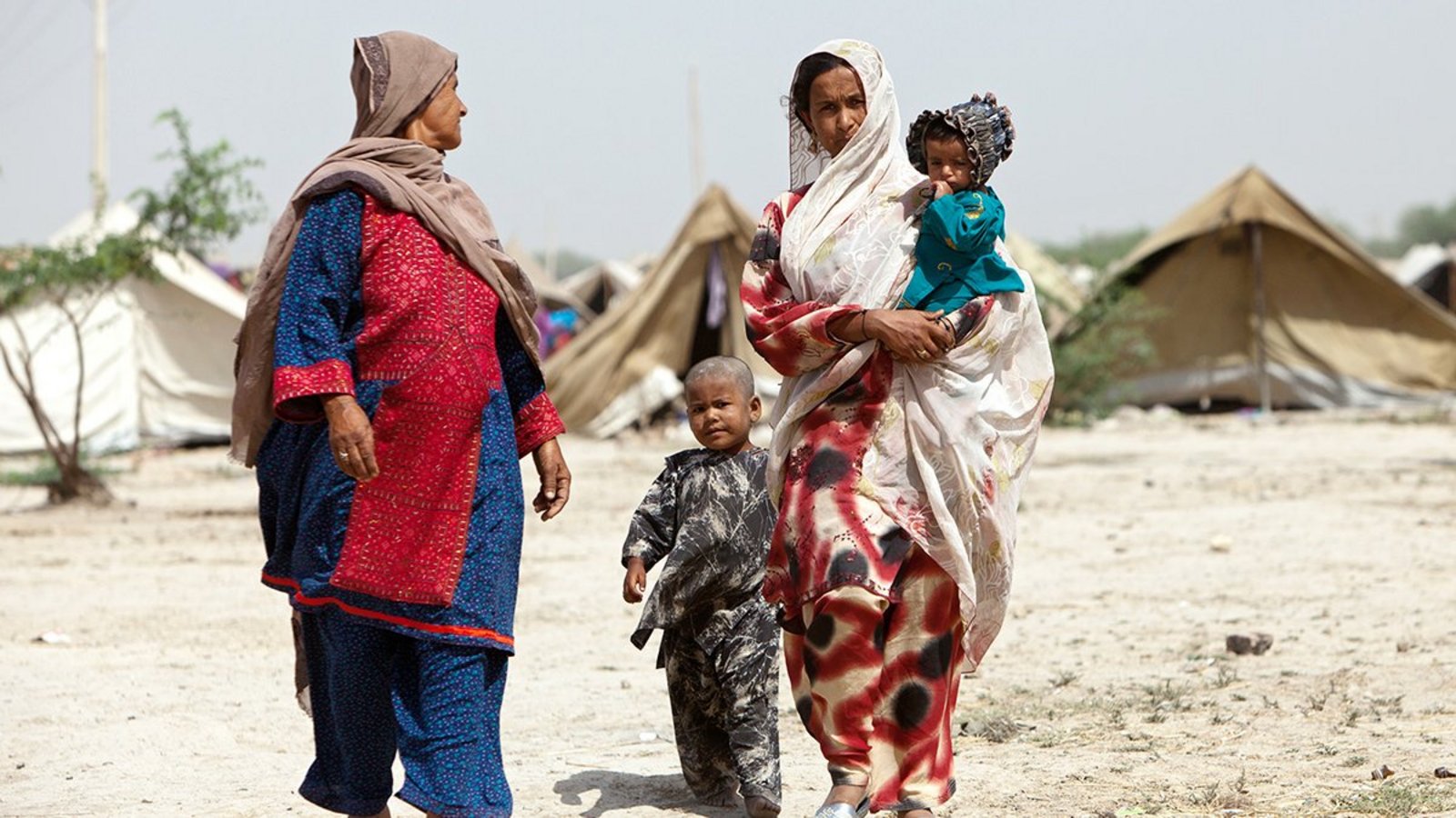 Zwei Frauen aus Afghanistan suchen mit ihren Kindern Zuflucht im Nachbarland Pakistan.