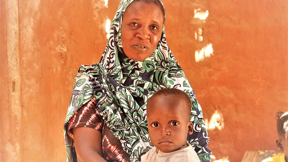 Djeneba aus Burkina Faso und ihr Kind