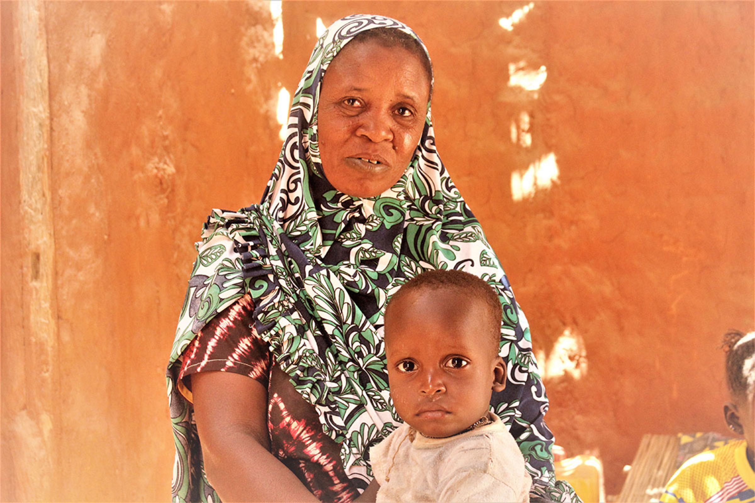 Djeneba aus Burkina Faso und ihr Kind