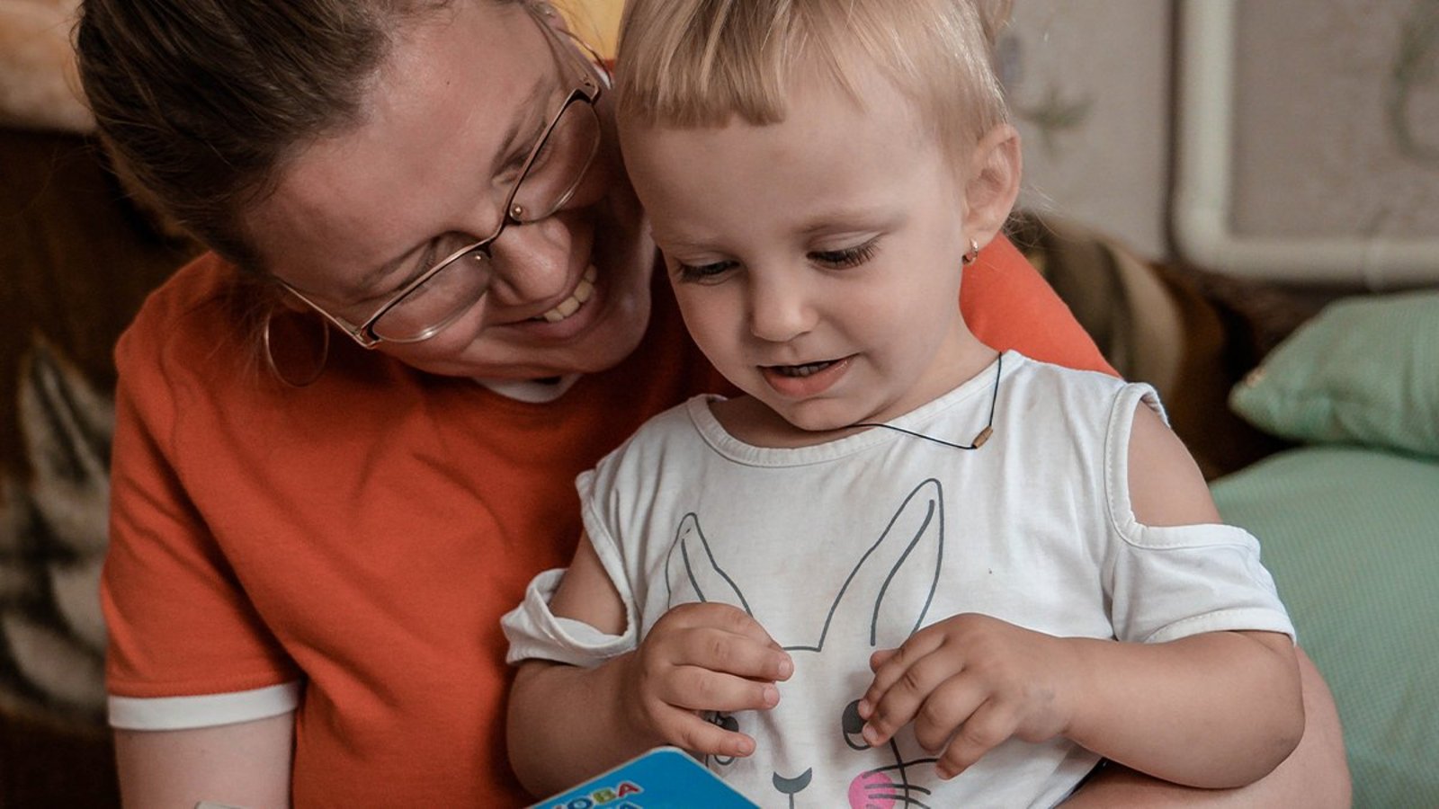 Eine ukrainische Mutter liest gemeinsam mit ihrer Tochter