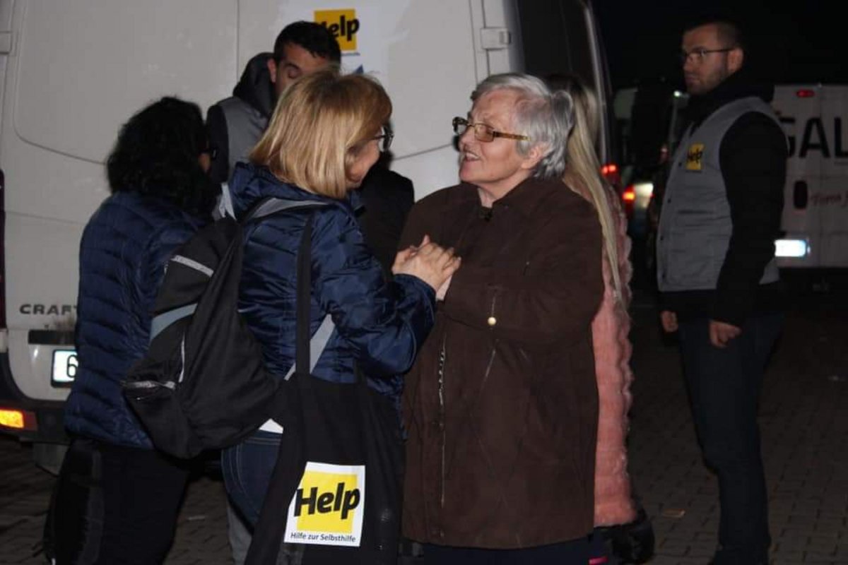 Eine Help-Mitarbeiterin beruhigt eine Dame nach dem Erdbeben in Albanien