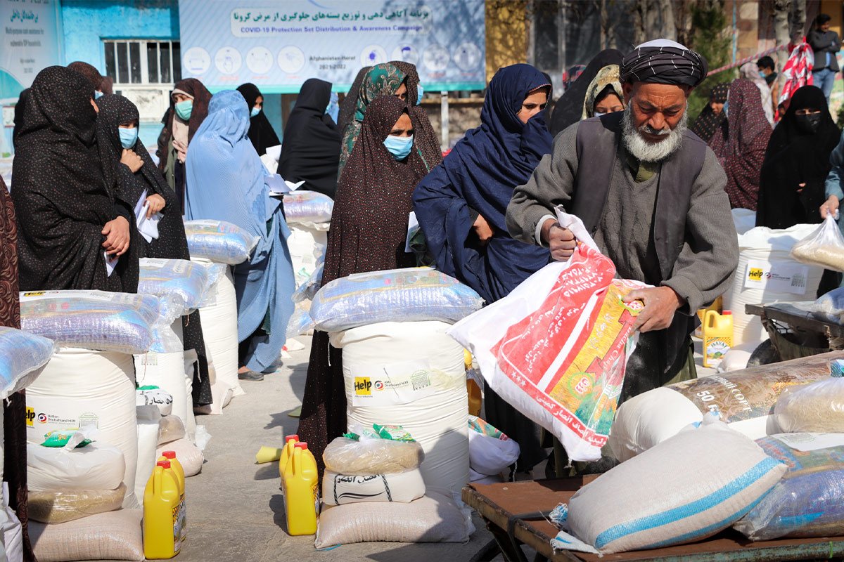 Verteilung von Lebensmitteln an geflüchtete Familien in Herat, Afghanistan