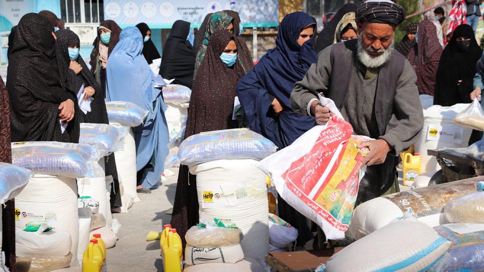 Verteilung von Lebensmitteln an geflüchtete Familien in Herat, Afghanistan