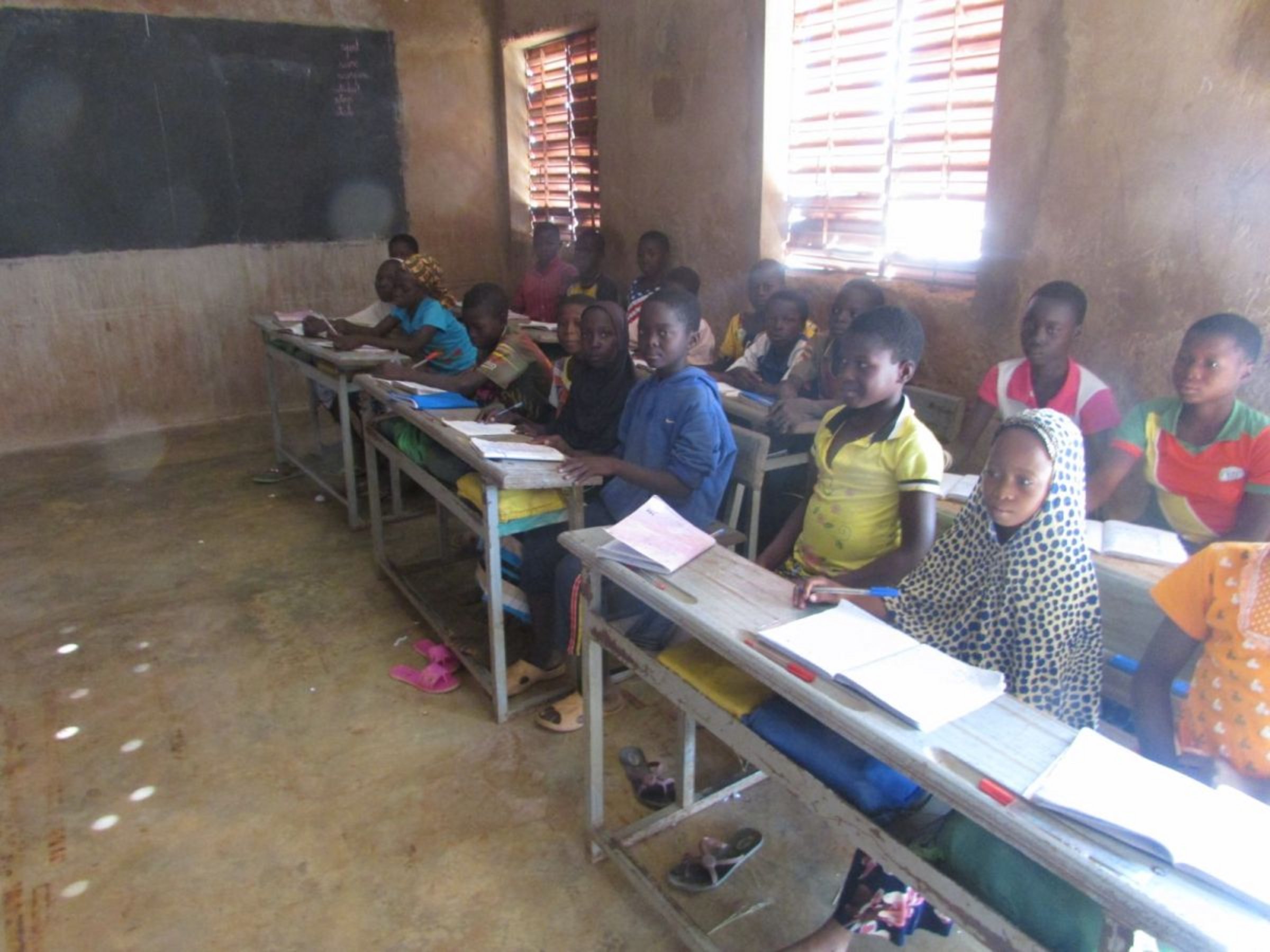 Spenden Burkina Faso: Überfüllter Klassenraum