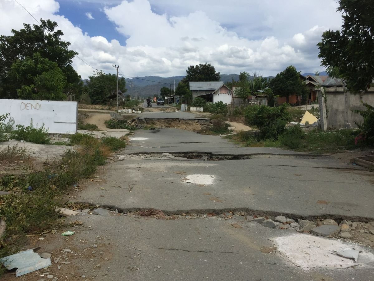 Eine vom Erdbeben zerstörte Straße in Indonesien