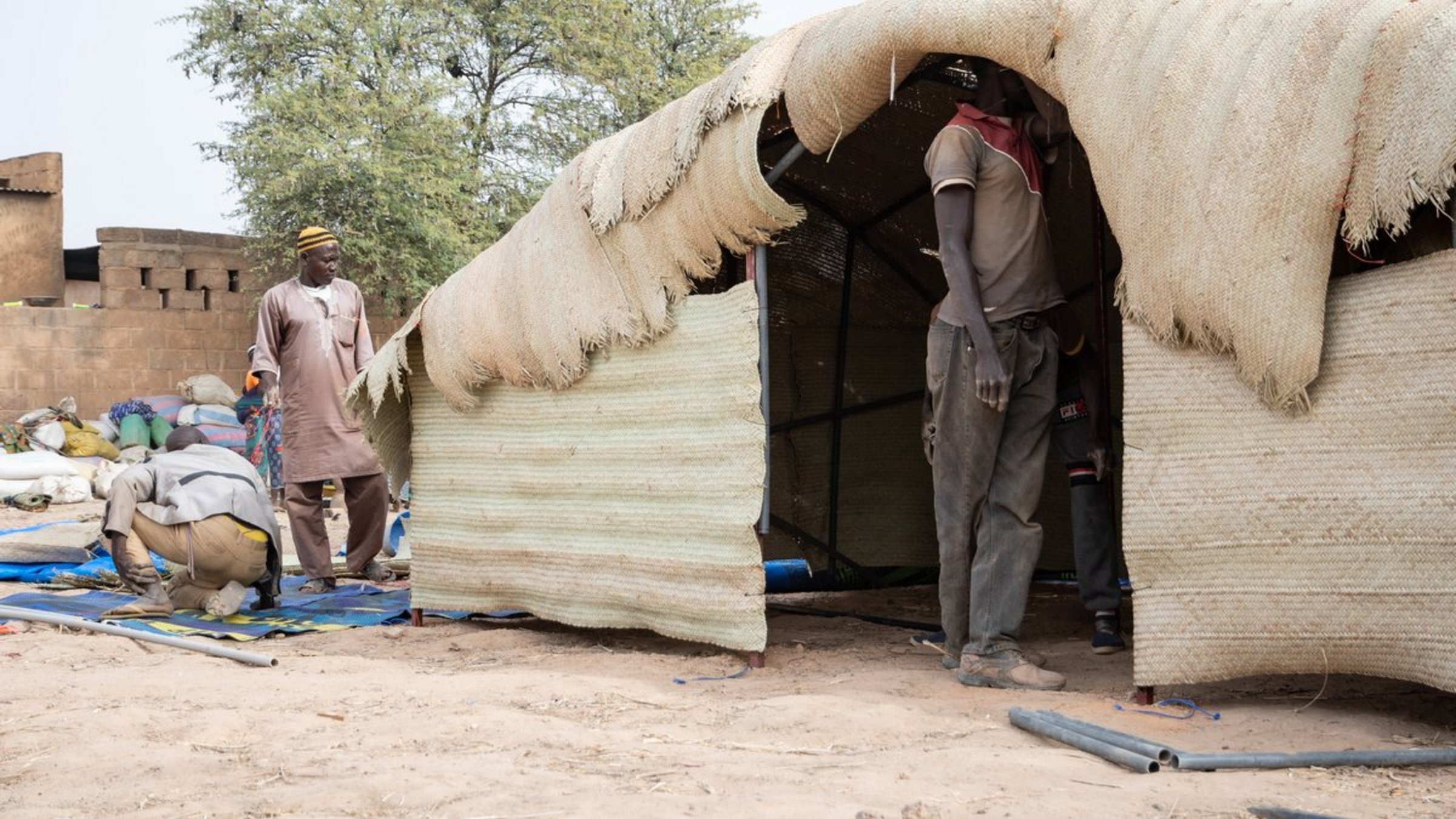Ein Mann in seinem Flüchtlingszelt in Burkina Faso