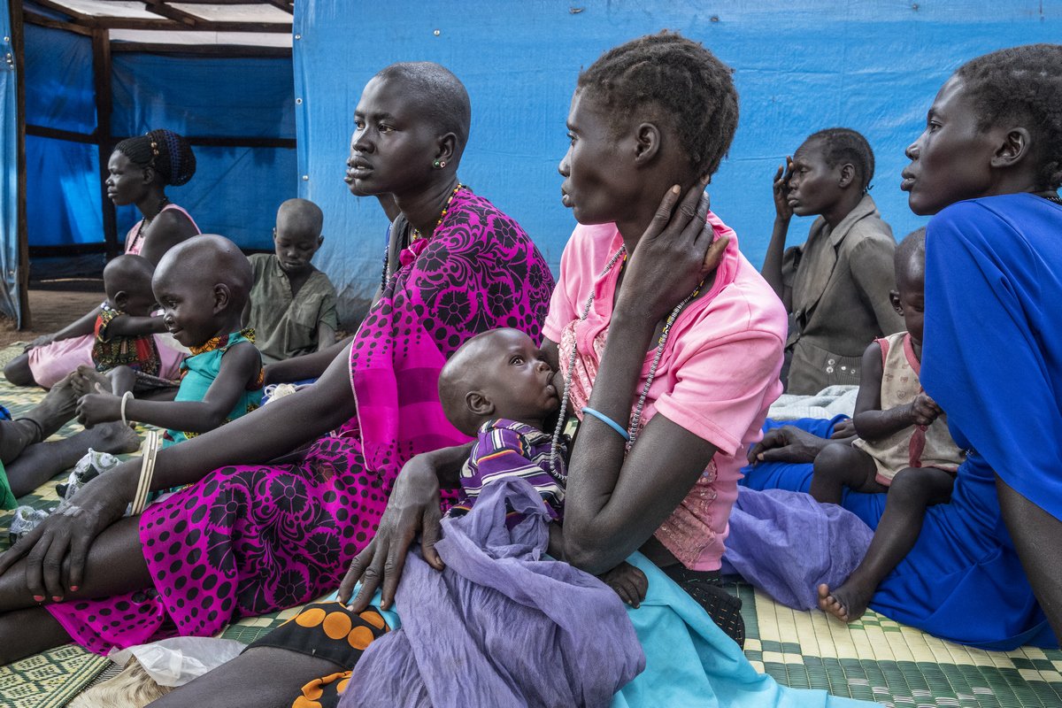 Mutter mit unterernährtem Kind im Südsudan