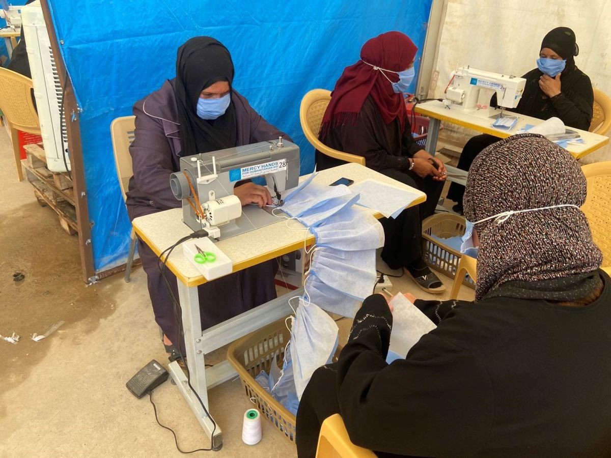 Spenden Irak Corona: Die Frauen werden im Umgang mit der Nähmaschine ausgebildet