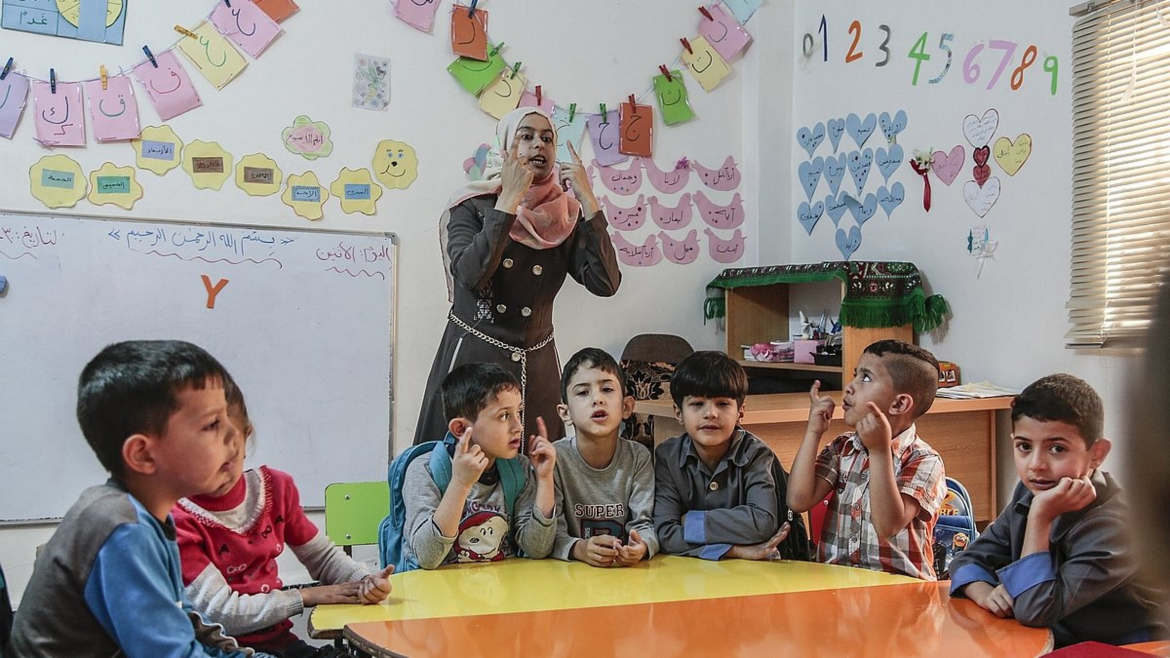 Syrische Lehrerin beim Schulunterricht