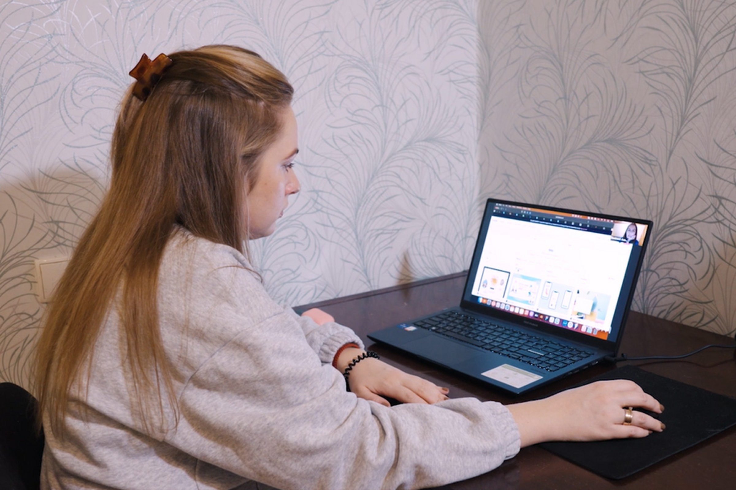 Viktoria lernt an ihrem Laptop