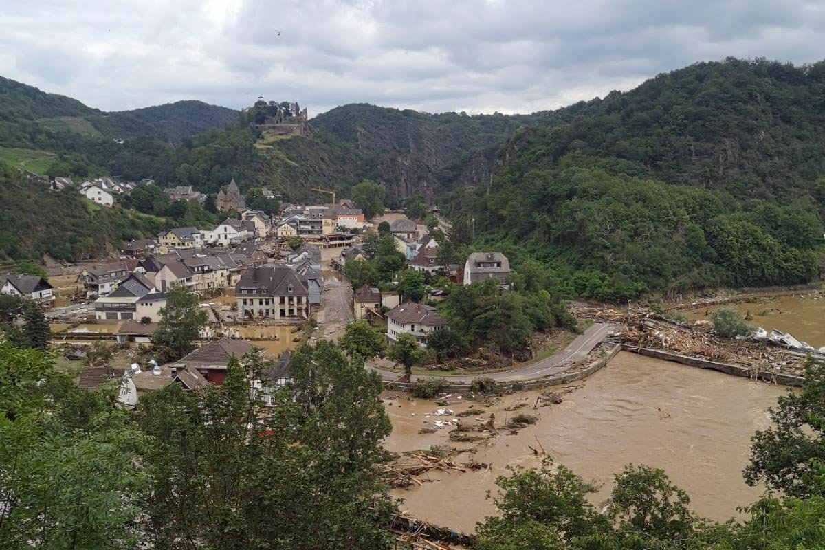 Eine Luftaufnahme von Altenahr während des Hochwassers zeigt das Ausmaß der Zerstörung.