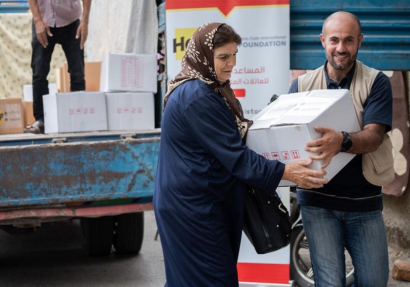 Syrische Frau erhält Hilfspaket