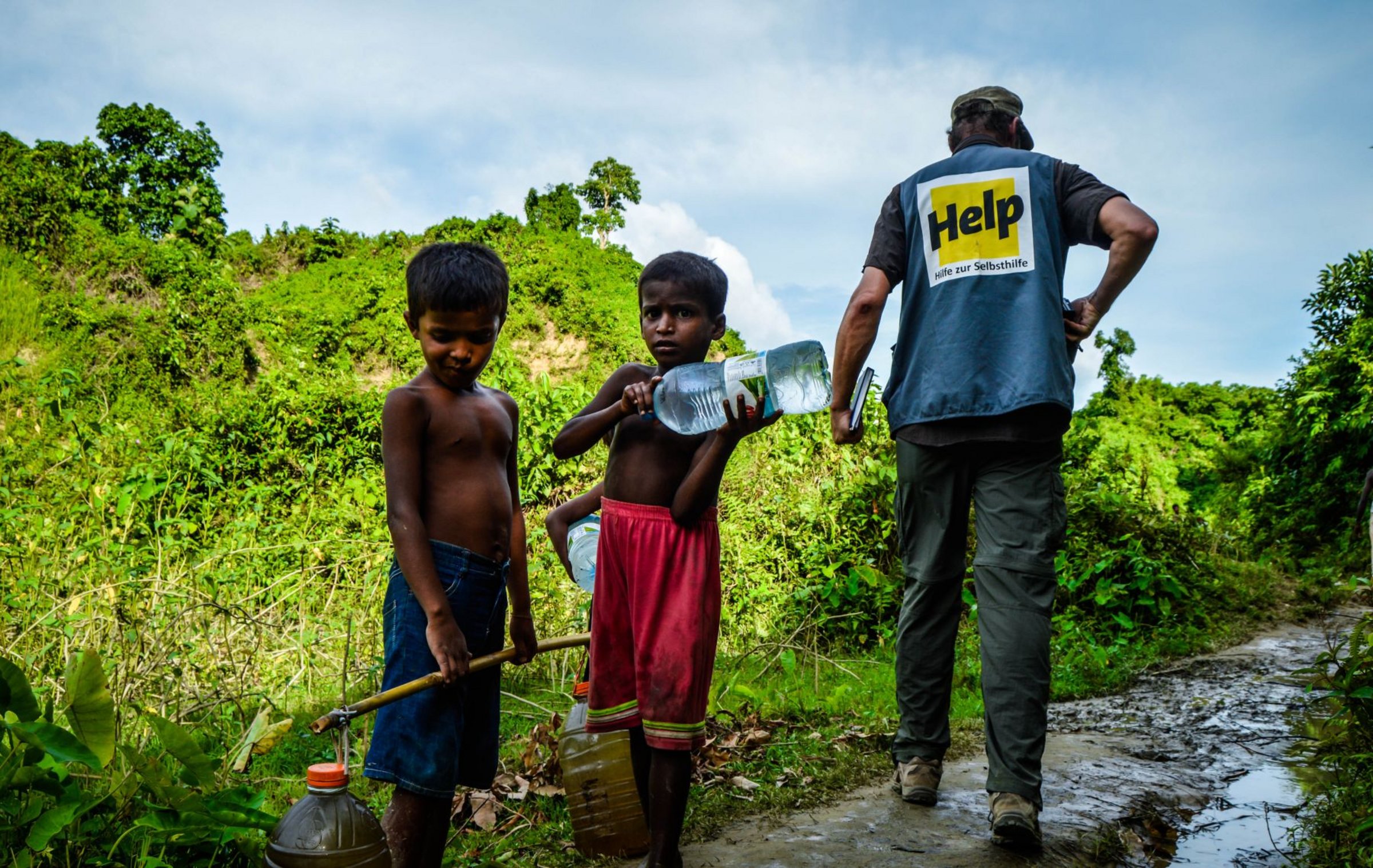 Rohingya Kinder mit Wasserflasche