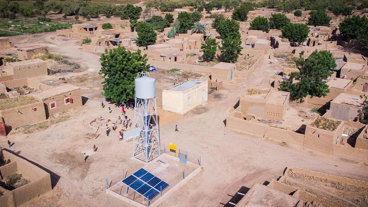 Luftaufnahme eines Solarbrunnens in der Gemeinde Perimpé in Mali