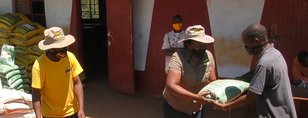 Spenden Simbabwe: Help versorgt Bedürftige Kleinbauern mit Saatgut