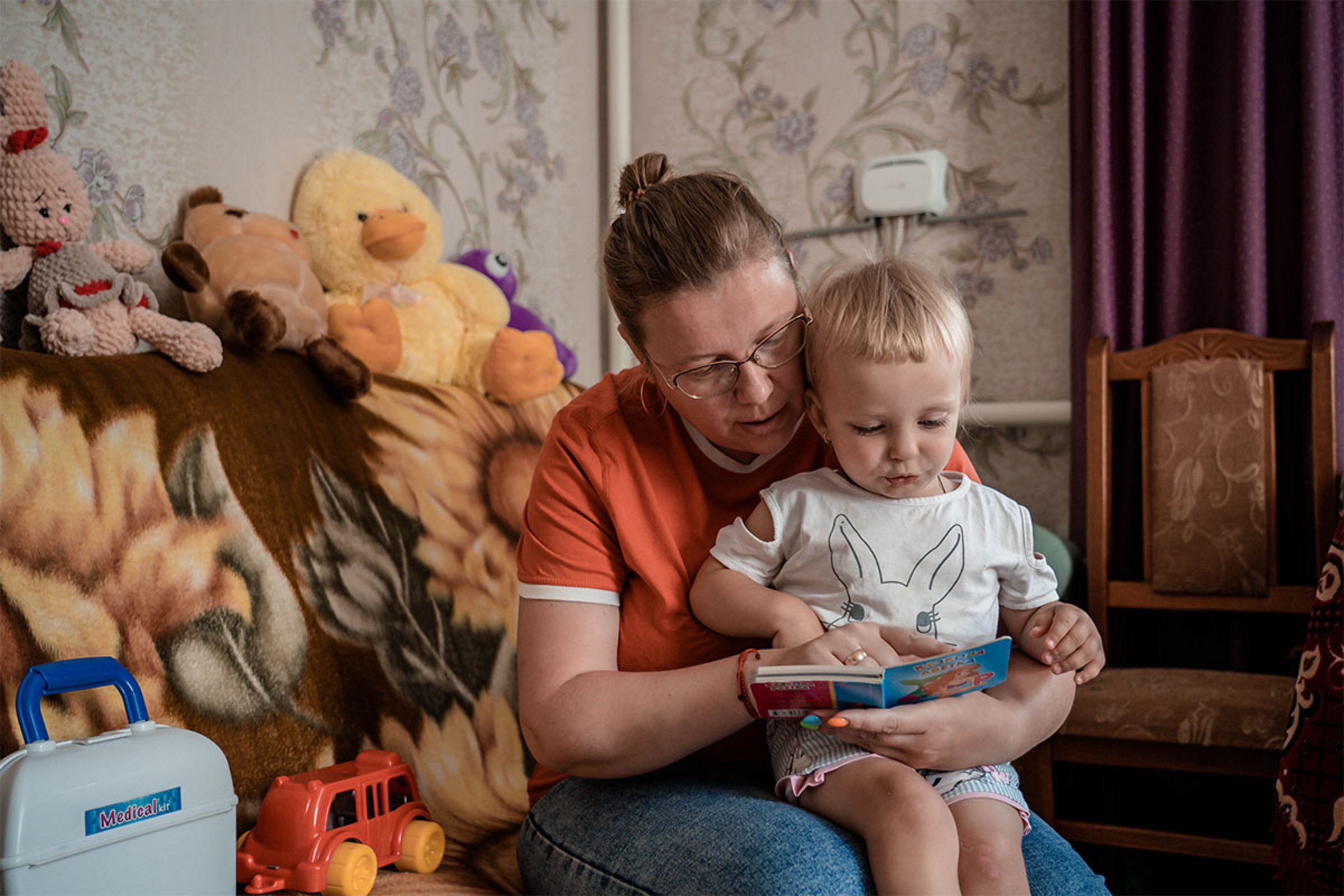 Eine ukrainische Mutter mit ihrem Kind auf dem Schoß