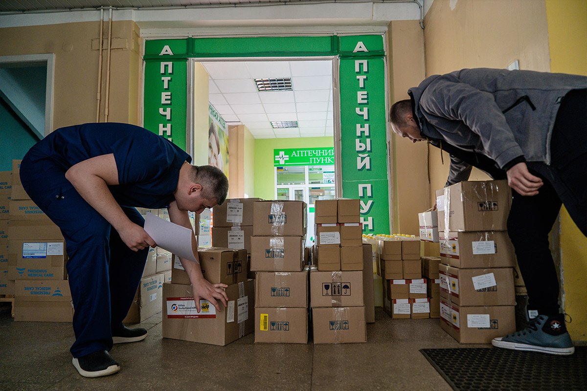Zwei Krankenhausmitarbeiter in Charkiw nehmen eine Medikamentenlieferung von Help an