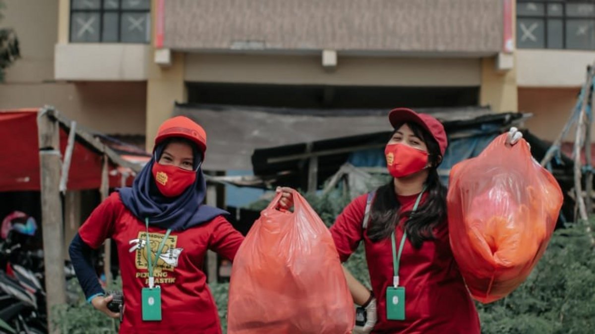 Projektmitarbeiterinnen sammeln Plastikmüll in Indonesien.