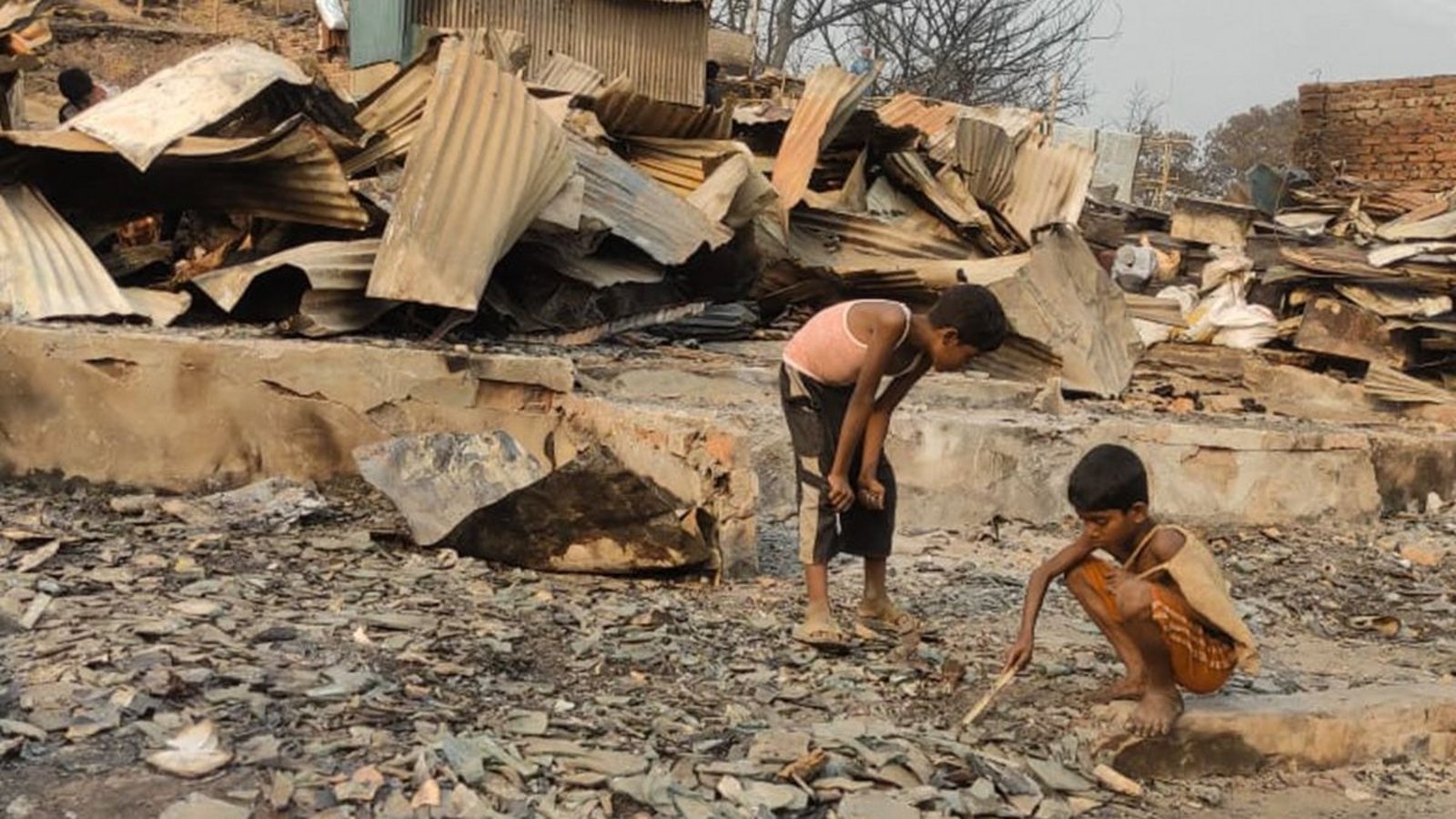 Spenden Rohingya: Kinder durchsuchen die Überreste der Hütten nach brauchbaren Gegenständen