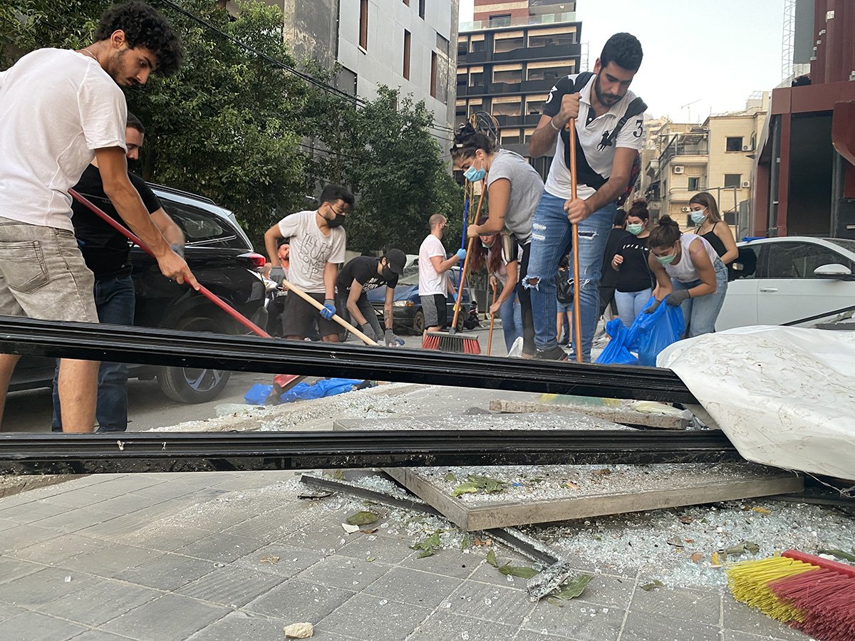 Freiwillige beseitigen den Schutt nach der Explosion in Beirut