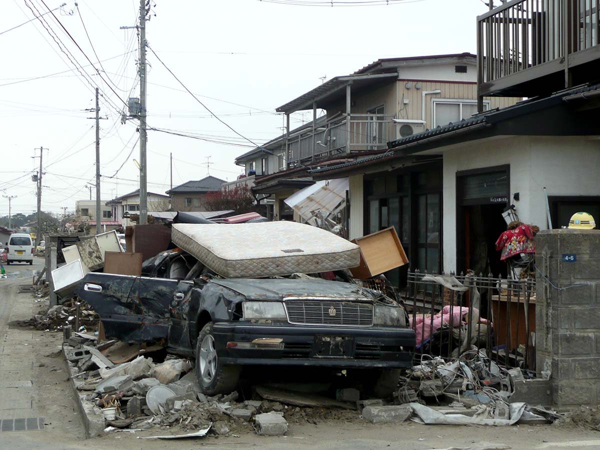 Ein beim Tsunami 2011 völlig zerstörtes Auto