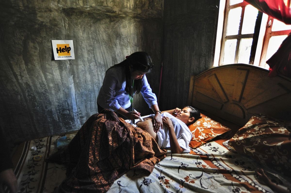 Eine Ärztin untersucht eine schwangere Frau in Indonesien