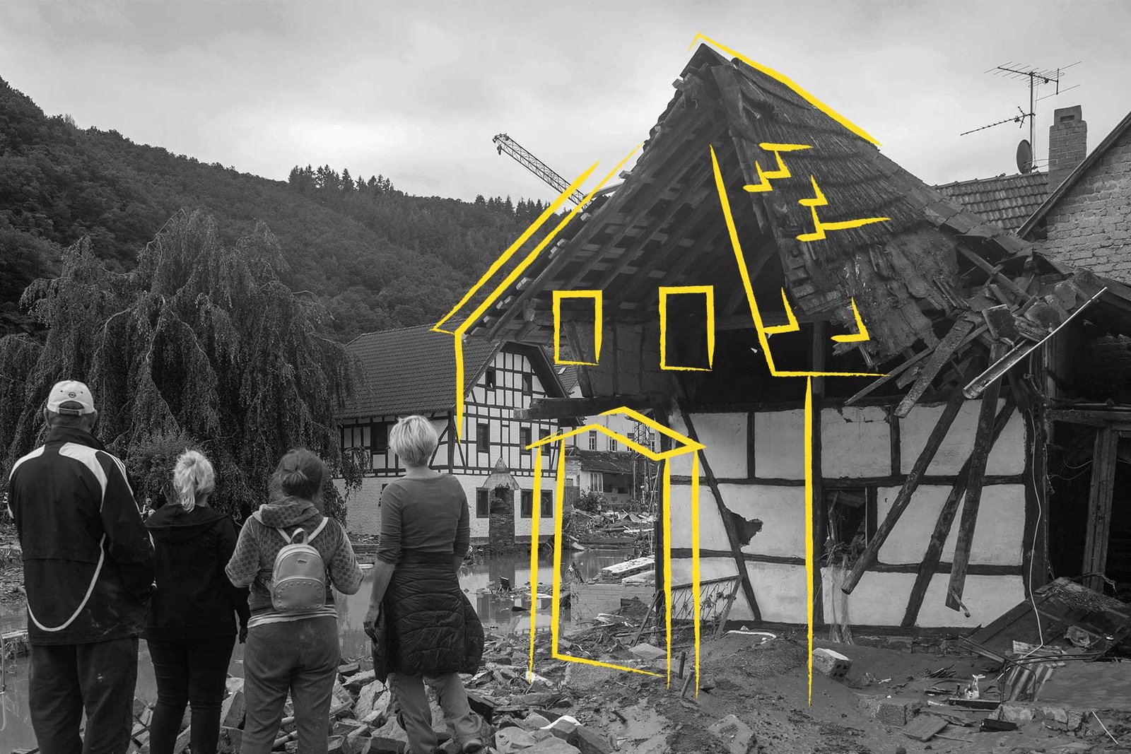 Hochwasser in Deutschland - Familie vor zerstörtem Haus