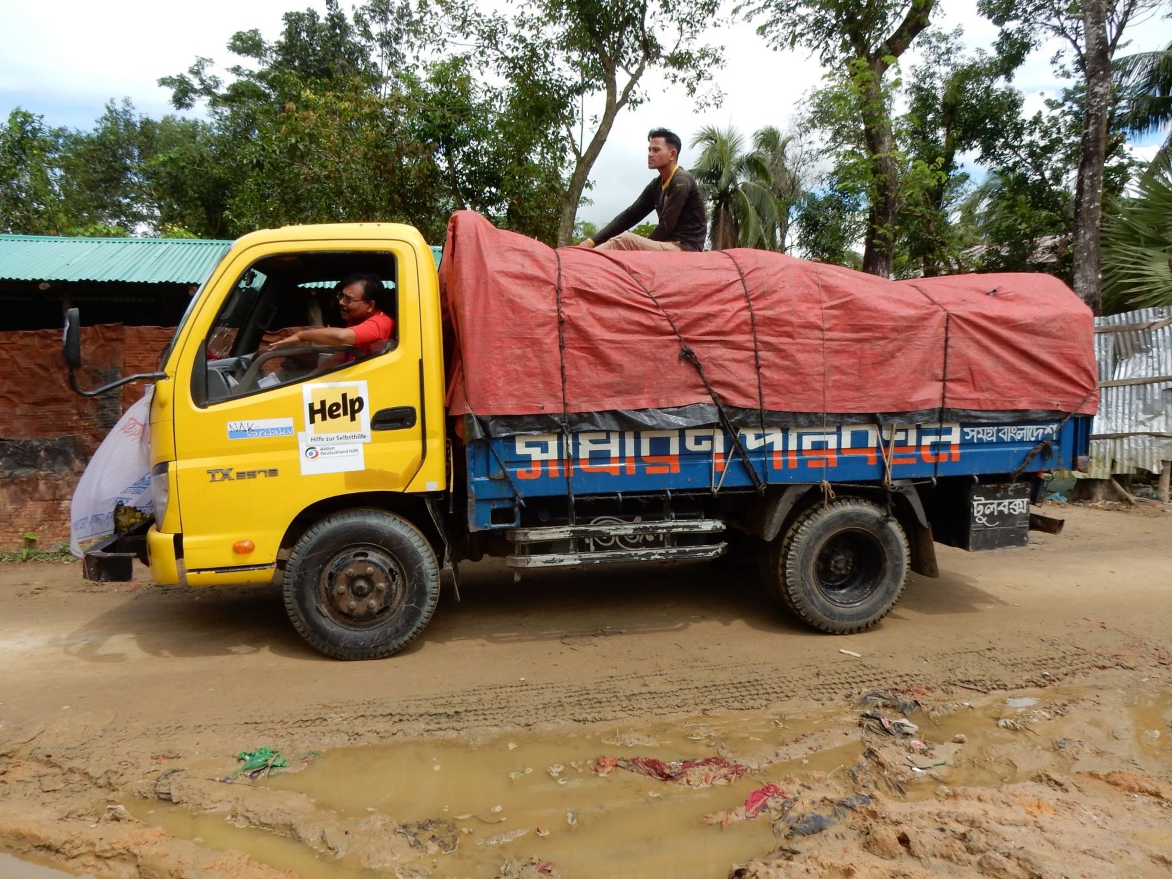 Lastwagen mit Hilfsgütern für Rohingya Flüchtlinge in Bangladesch