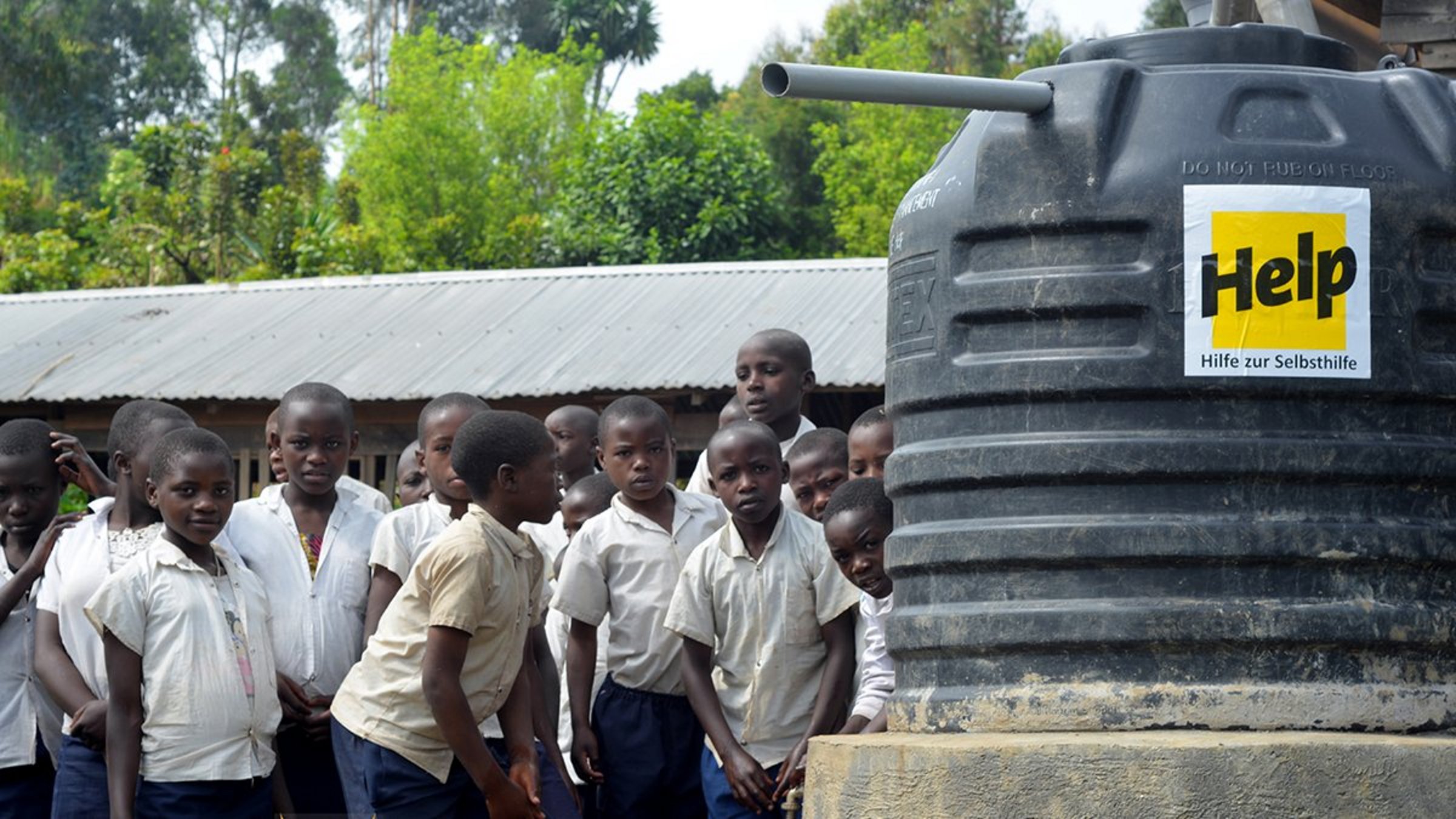 Trinkwasser an einer Schule im Kongo
