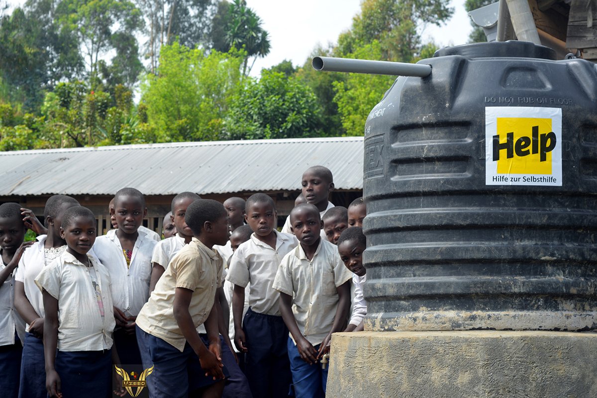 Trinkwasser an einer Schule im Kongo