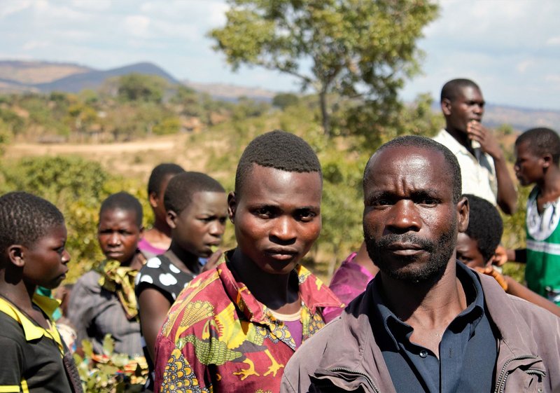 Eine Gruppe junger Menschen in Malawi