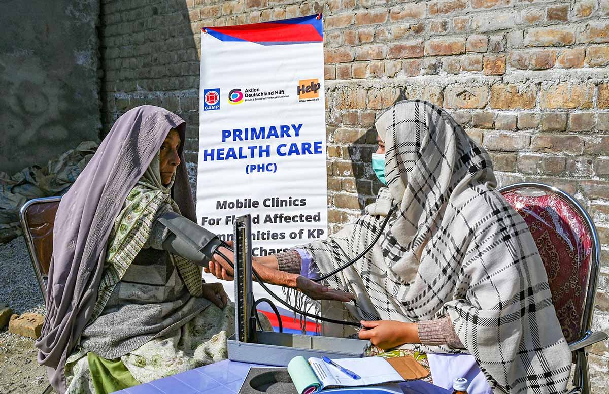 Eine Frau in Pakistan wird in einer von Help geförderten mobilen Klinik versorgt.
