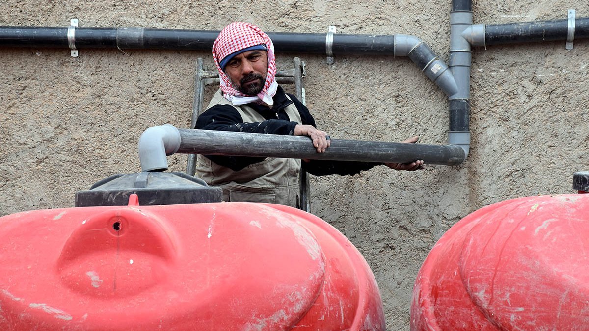 Ein Mann in Syrien überprüft Wasserleitungen