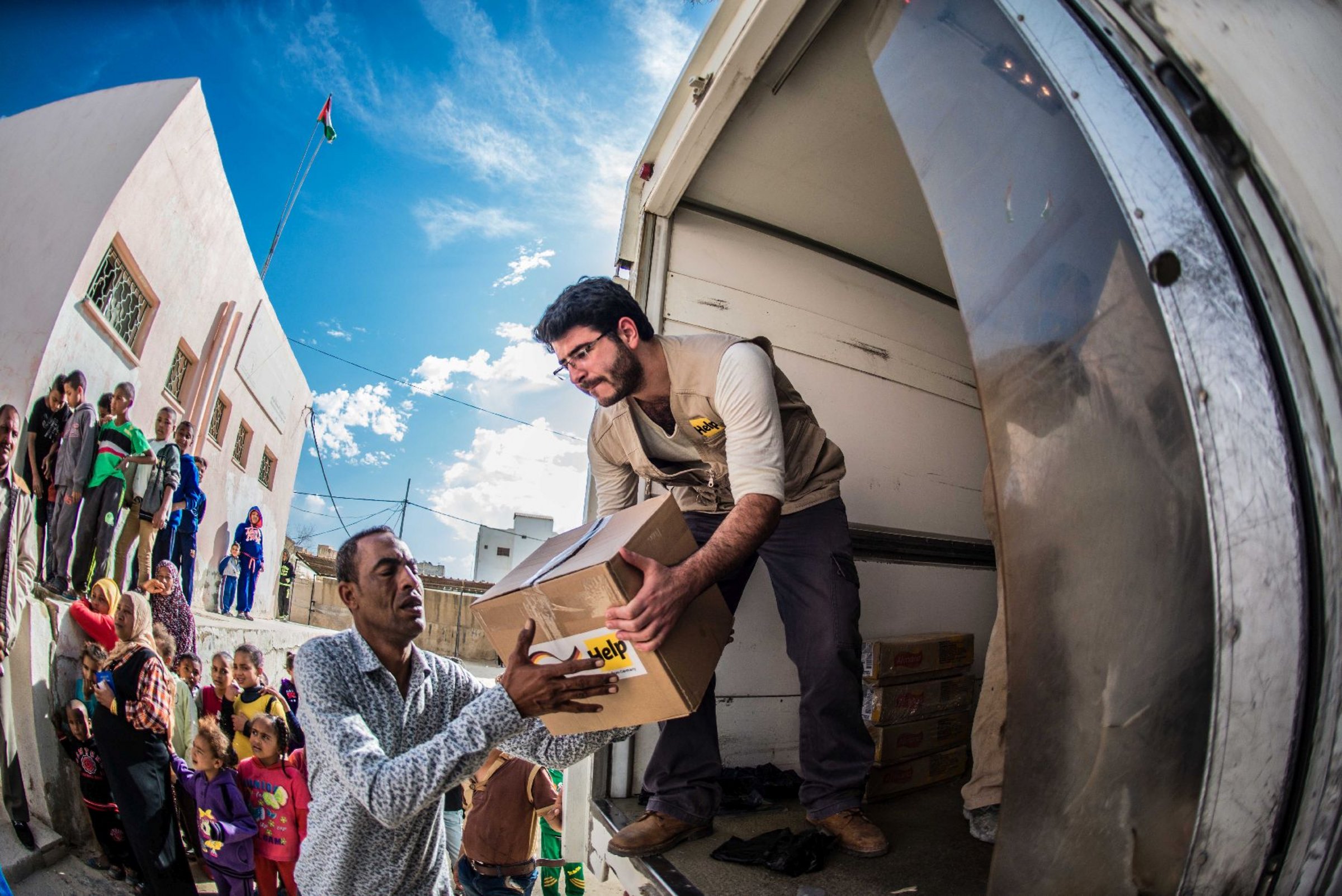 Hep Mitarbeiter verteilt Hilfspakete für syrische Flüchtlinge in Jordanien
