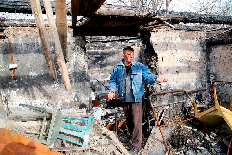 Ein Mann in seinem zerstörten Haus im Osten der Ukraine