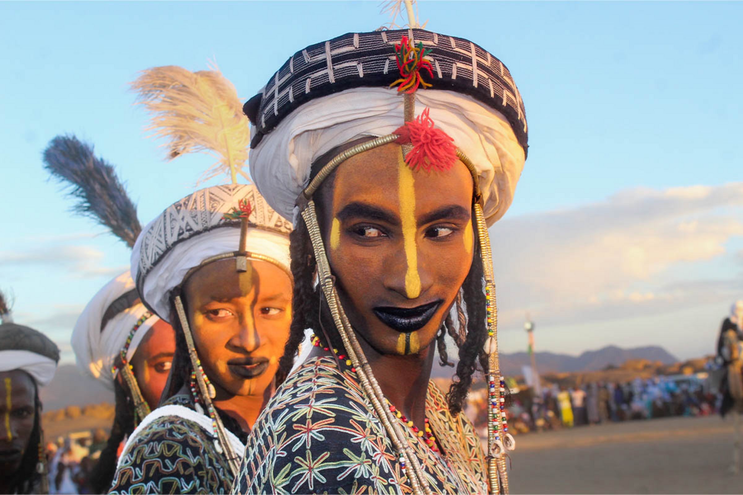 Eine Peul-Wodaabe-Bororo-Musikgruppe wartet auf ihren Auftritt