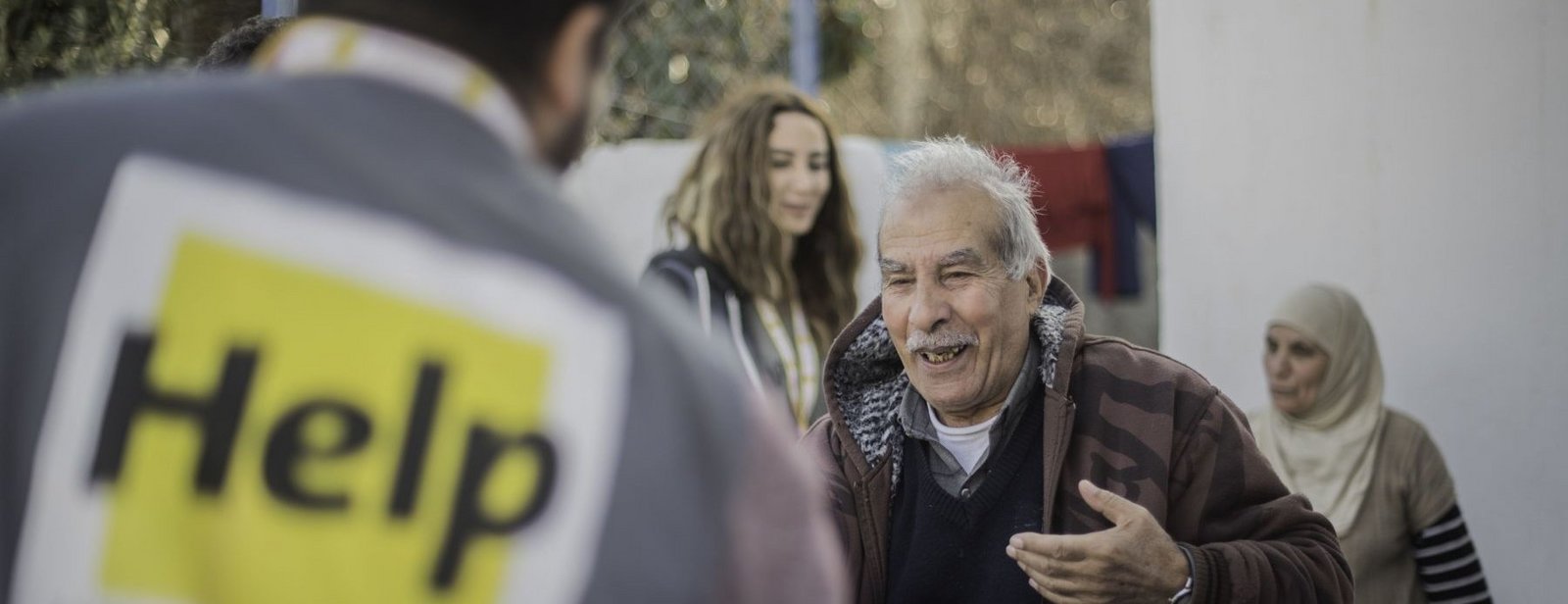 Älterer Mann spricht mit Help Mitarbeitet in Syrien