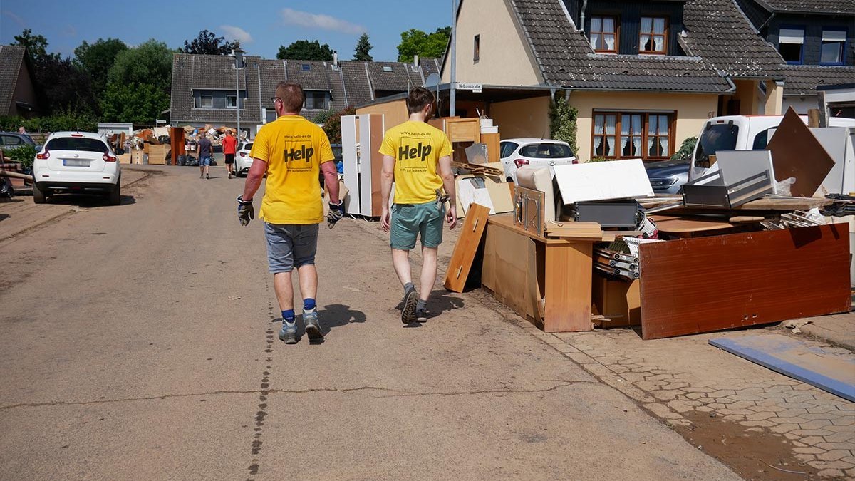 Das Team von Help hat nach dem Hochwasser in Weilerswist geholfen, Schutt zu beseitigen.