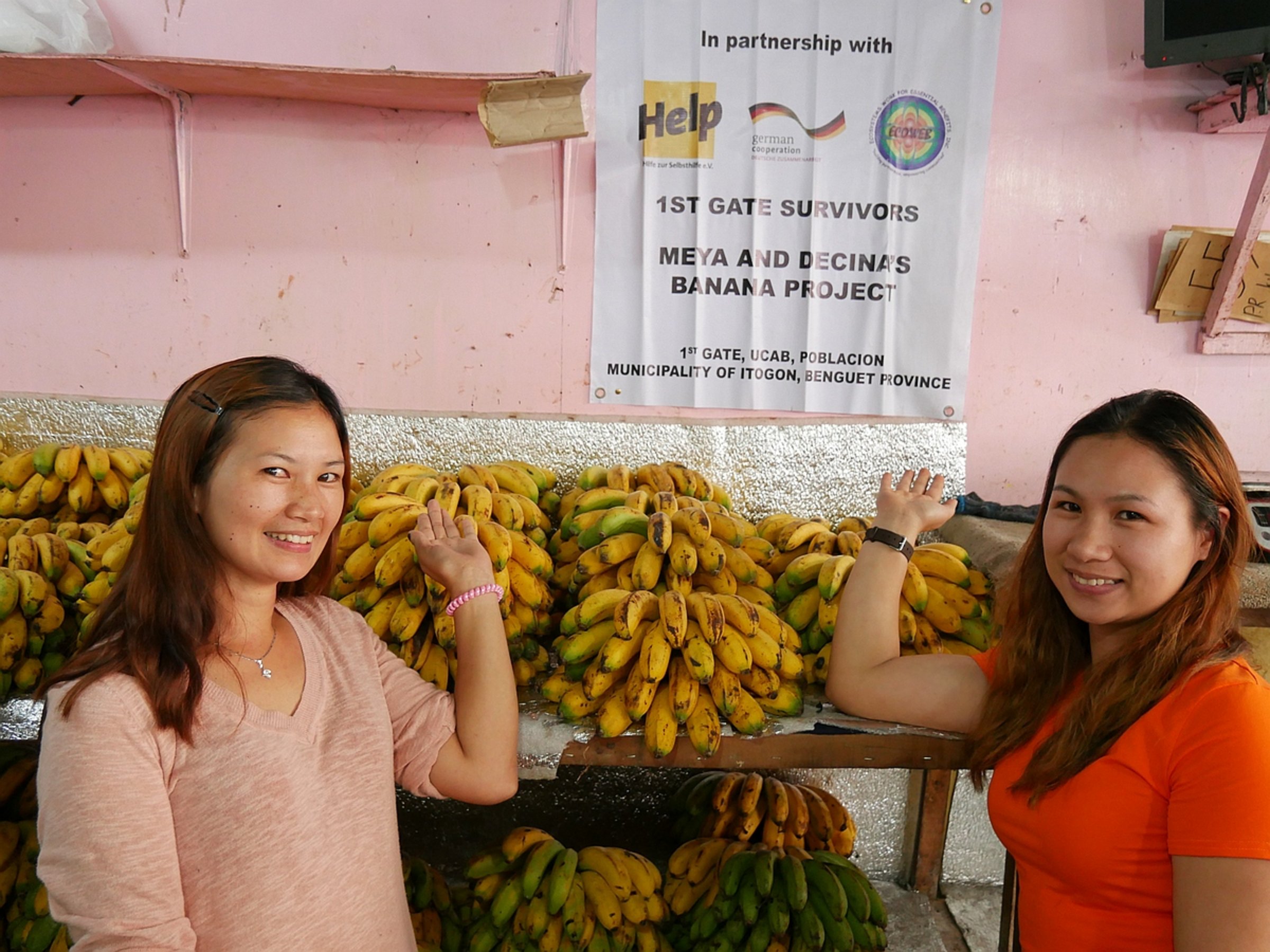 Zwei philippinische Frauen, die von Help unterstützt wurden