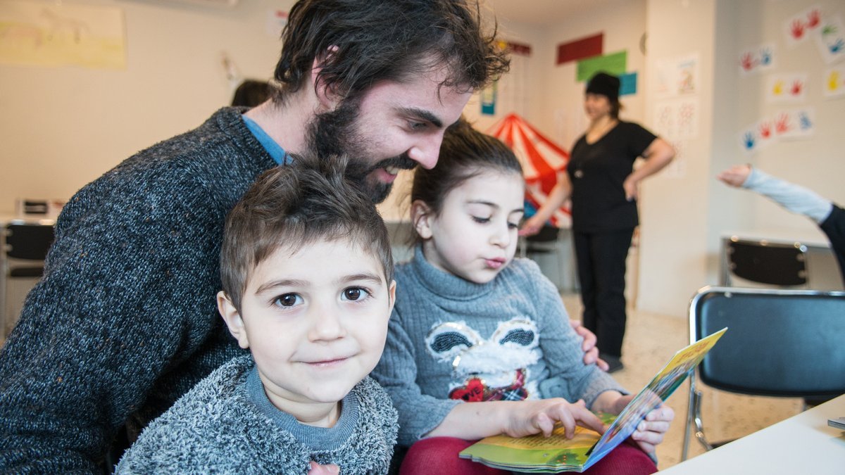 Help-Mitarbeiter mit geflüchteten Kindern im Mosaico Haus in Athen