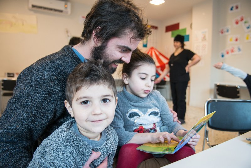 Help-Mitarbeiter mit geflüchteten Kindern im Mosaico Haus in Athen