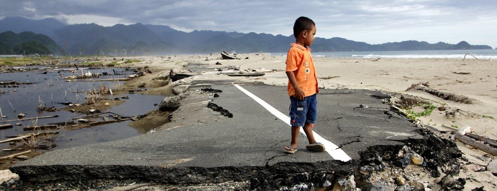 Zerstörte Straßen nach Tsunami in Indonesien