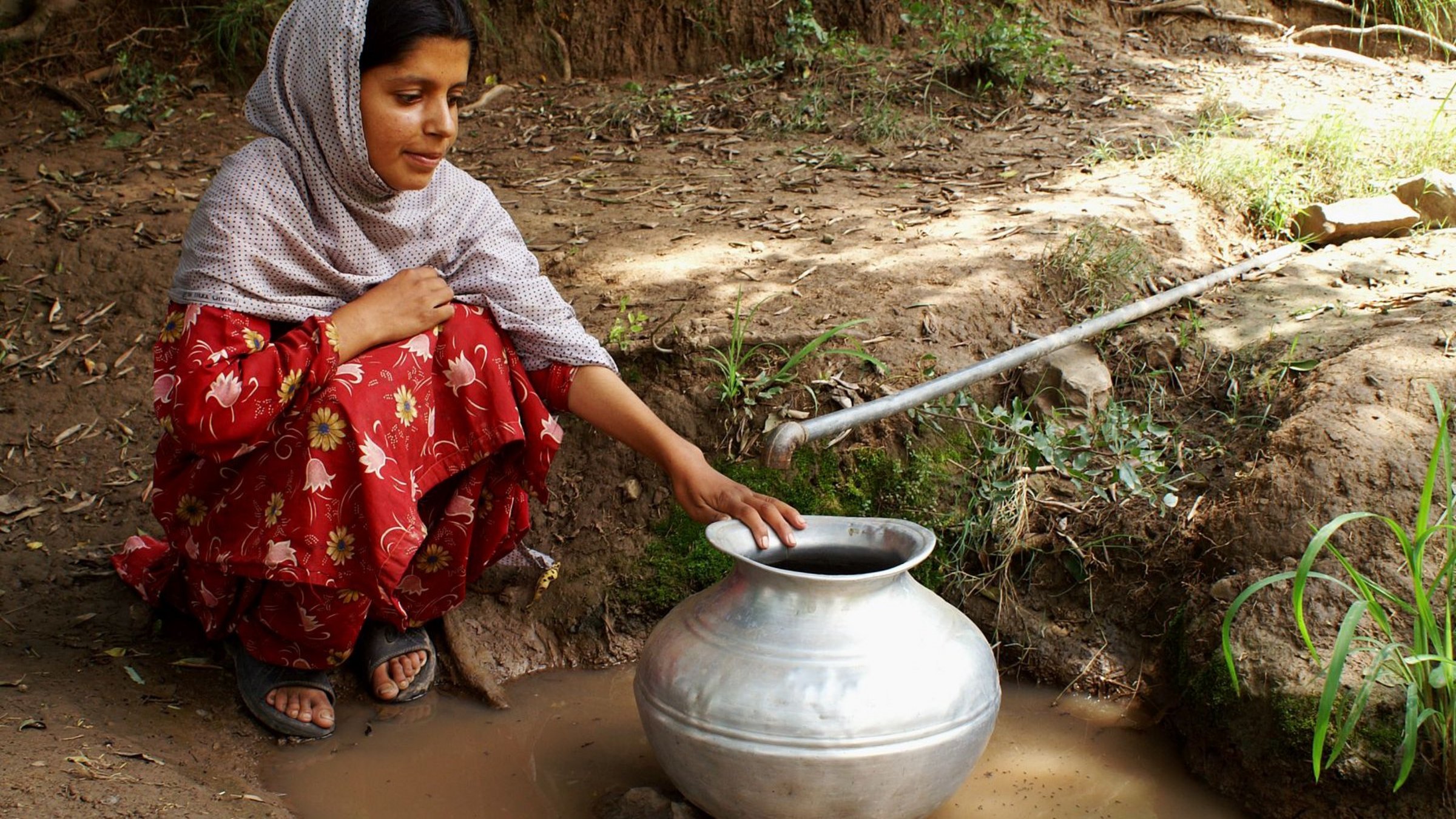 Hajira/Pakistan: Mädchen an Wasserstelle