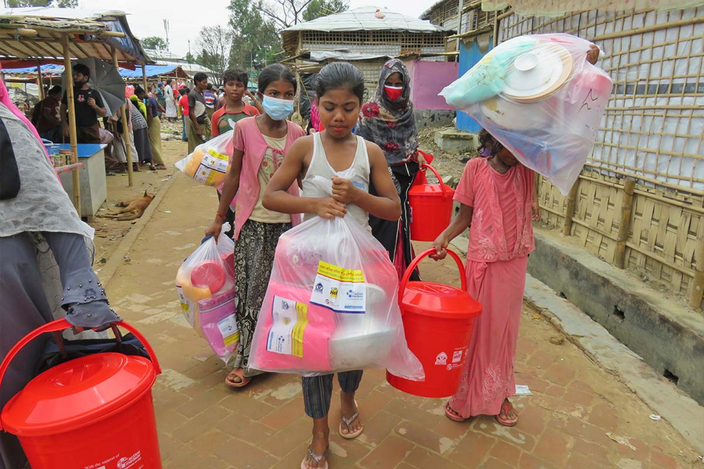 Spenden Rohingya: Verteilung von Hilfsgütern nach Feuer in Flüchtlingslager