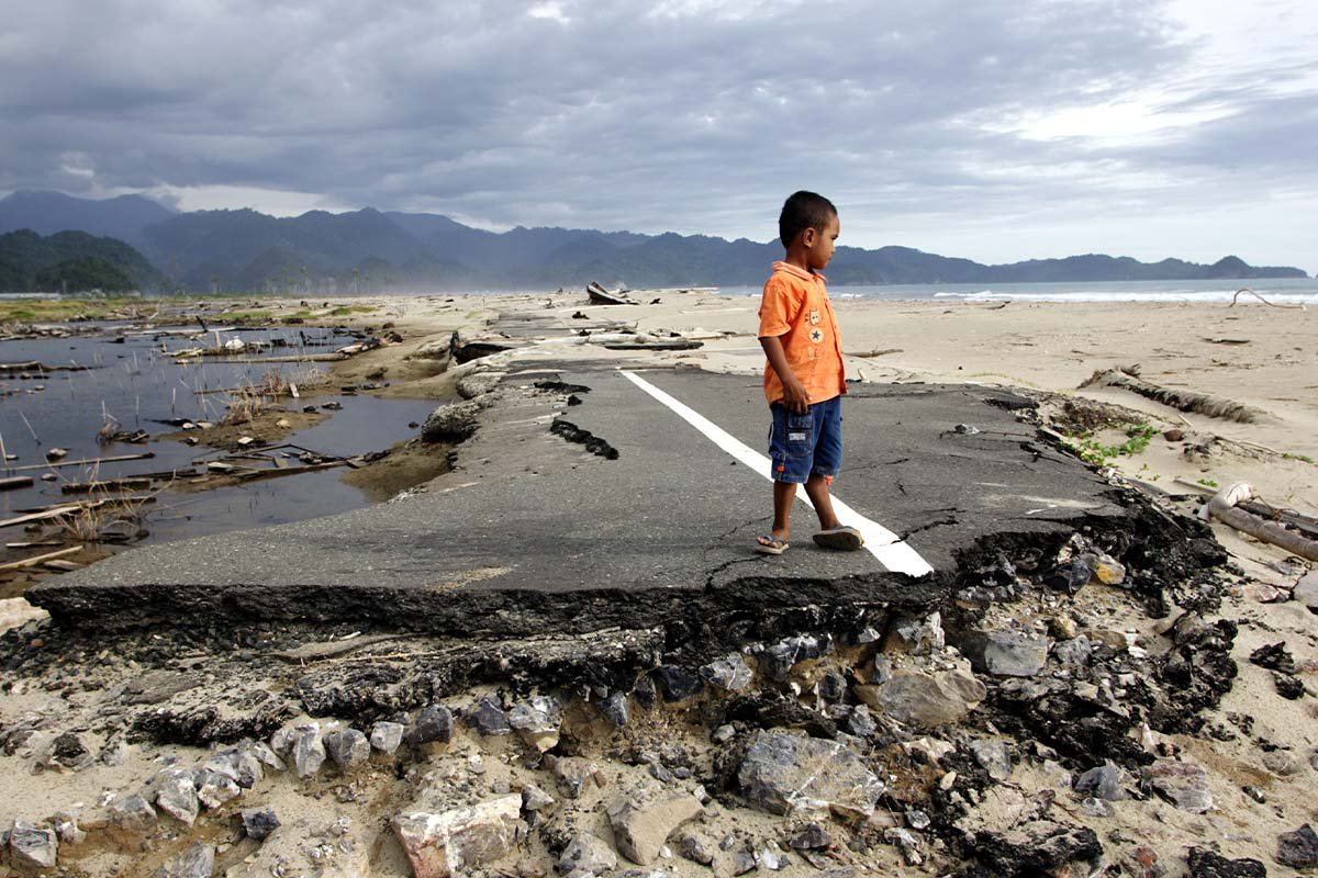 Zerstörte Küstenstraße nach dem Tsunami in Indonesien 2005