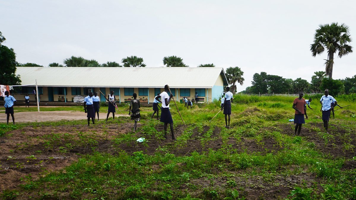 Schülerinnen bauen im Rahmen eines Schulprojekts im Südsudan ihr eigenes Gemüse an.