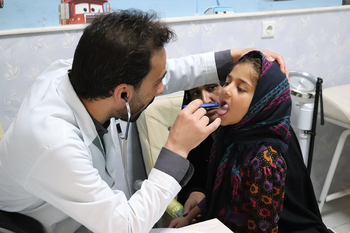 Ein Arzt untersucht ein afghanisches Mädchen