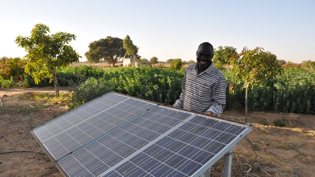 Mann an einer Solaranlage im Tschad